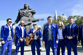 Members of the ensemble &quot;Pesnyary&quot; laid flowers at the monument to Vladimir Mulyavin in Yekaterinburg